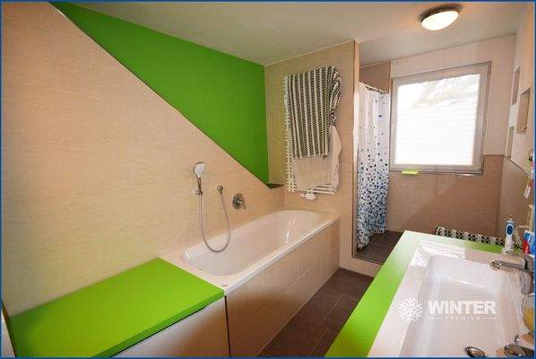 Badezimmer mit Badewanne