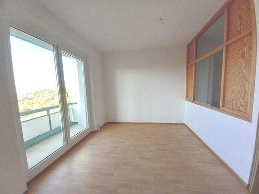 Helles Zimmer mit Balkon