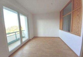 Helles Zimmer mit Balkon