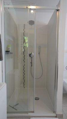 ... hat zusätzlich noch eine bodentiefe Dusche