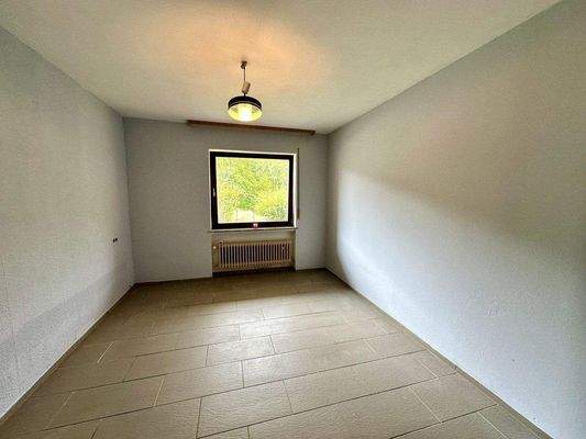 Schlafzimmer Souterrain mit Ausblick zum Garten