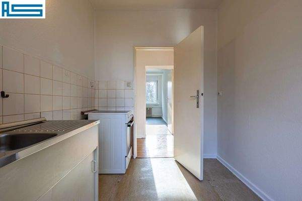 Küche mit Blick in die Wohnung