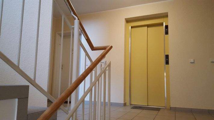 Treppenhaus mit Lift