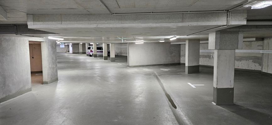 Tiefgarage mit breiten Stellplätzen