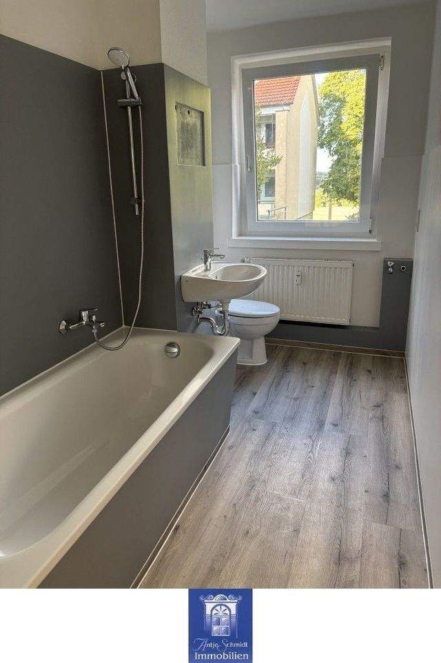 Sonnige Wohnung mit großem Balkon in ländlicher Umgebung! Modern renoviert! - Photo 3