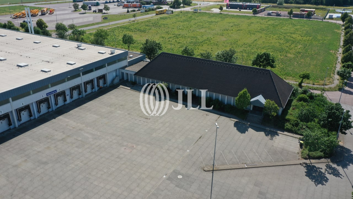 Verwaltungsgebäude mit Betrieb