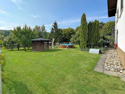 Haus Nr. 16 - Blick in den schönen Garten mit Pool