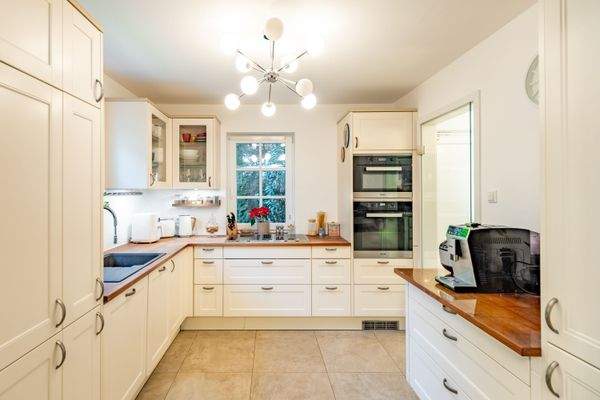 Helle Küche mit zwei großen Fenstern