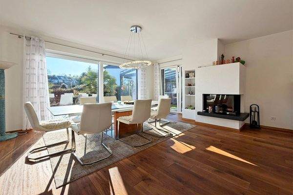 Esszimmer mit Blick in den Garten