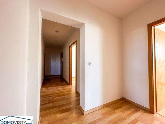 Zimmer 2 mit Blick in den Flur