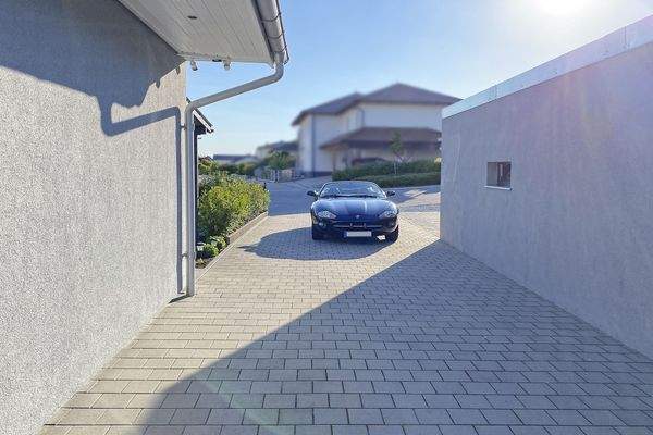 Einfahrt/Stellplätze