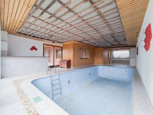 Schwimmhalle/Hobbyraum