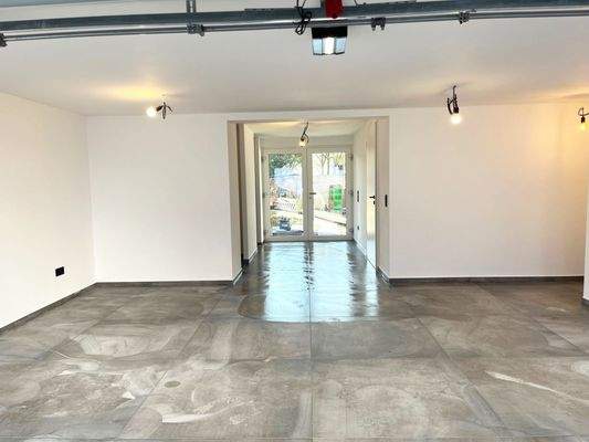 Garage mit Durchgang zum Garten