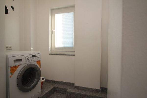 RAUM FÜR DIE HAUSWIRTSCHAFT, BEFENSTERT, MIT SIEMENS WASCHMASCHINE