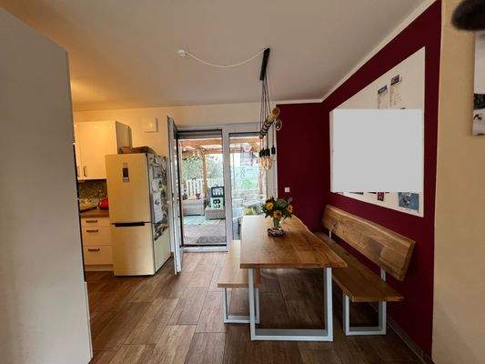 EG: Esszimmer mit direkter Küchenanbindung und Zugang überdachter Terrasse