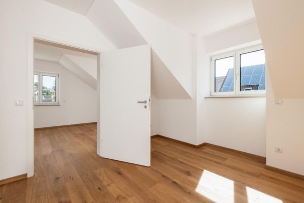 Wohnung 7_Blick in Schlafzimmer und Homeoffice