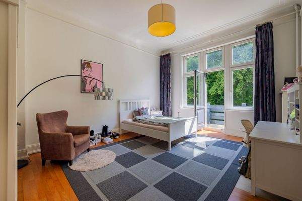 Großes Schlafzimmer mit Balkon