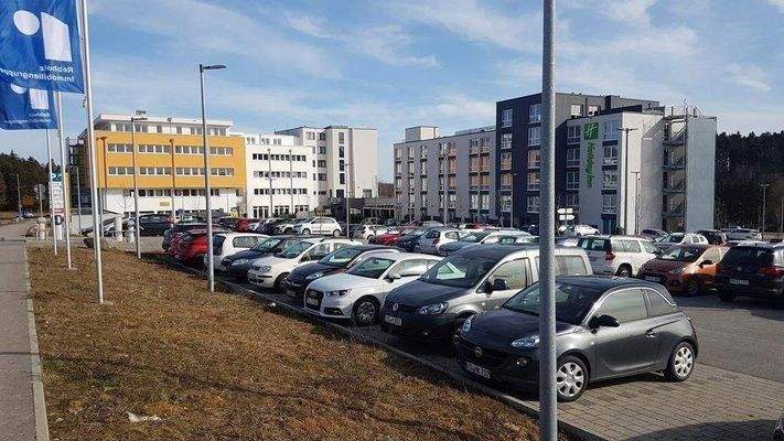 Aussenansicht-mit-Parkplatz-West.JPG