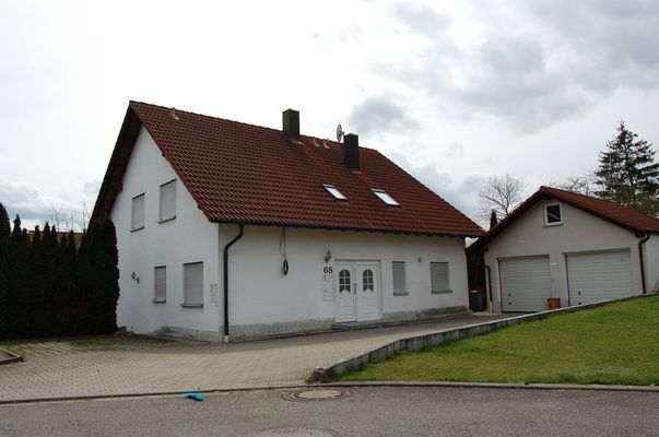 Wohnhaus mit Garage und Stellplatz