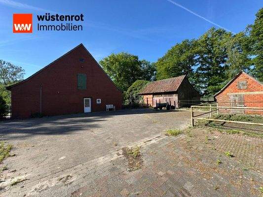 Wohnhaus mit Nebengebäuden 