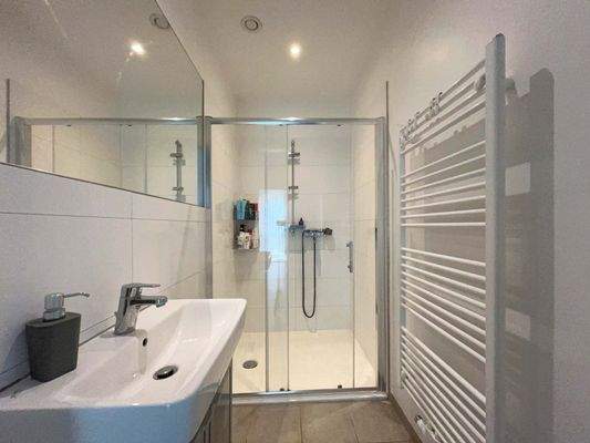 Klare Linien, feines Licht – ein Bad für entspannte Routinen