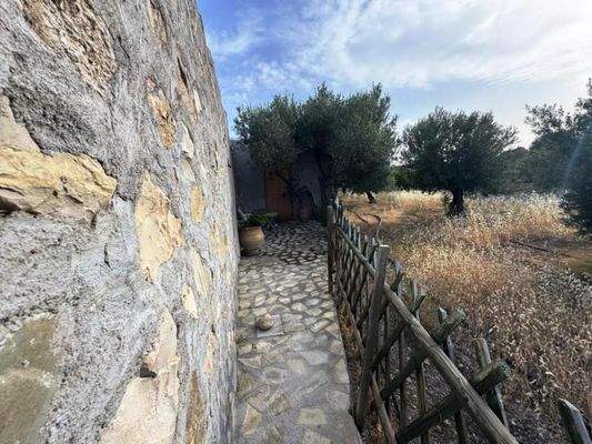 Südostkreta, Pilalimata: Steinhaus mit schönem Garten in Strandnähe zu verkaufen