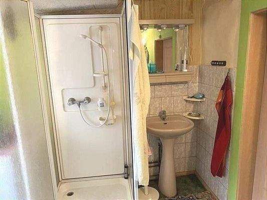 Bad mit Dusche im DG