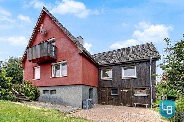 Ansicht aus dem Garten mit Zugang zum Parkplatz