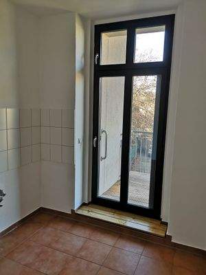 Küche - Austritt zum Balkon.jpg