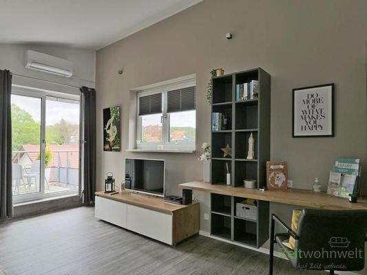 Blick zu Schreibtisch und TV