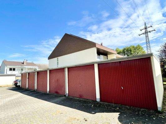 Garagen mit Vorplatz