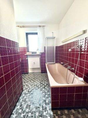 EG: Badezimmer mit Wanne