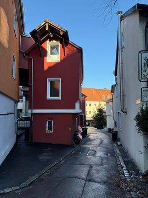 Hausansicht + Stellplatz