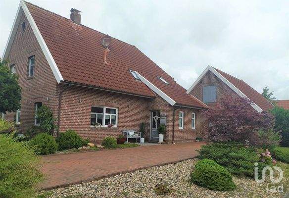 Haus mit Zugang und Garage