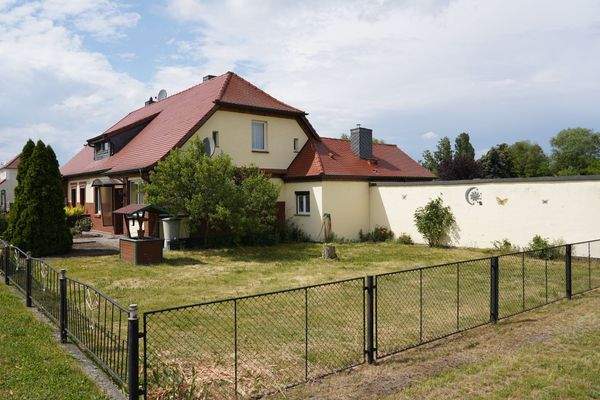 DHH mit Anbau/Nebengebäude