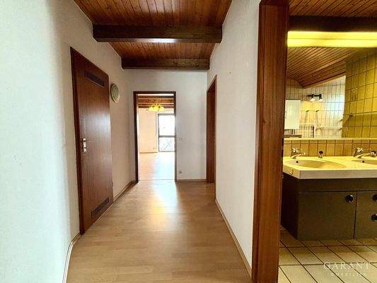 Durchgang Zimmer m Bad