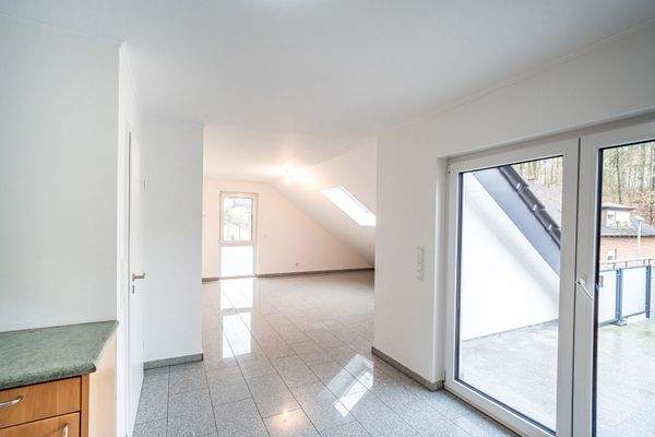 Von hier hat man Zutritt zum großzügigen Balkon.