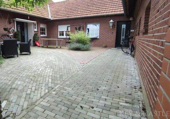 Innenhof mit Sitzecke, Hauseingang 