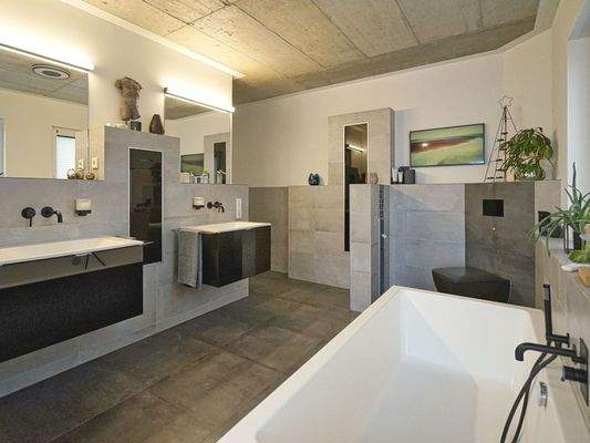 ...Bad (Dusche und Wanne)