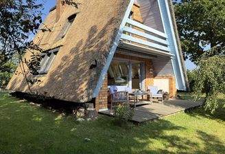 Hausansicht mit Terrasse