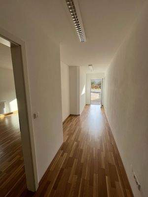 Langer Flur mit Holzboden
