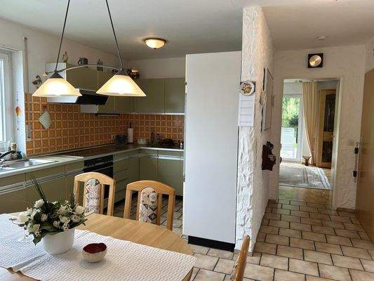 Hauptwohnung: Küche mit Essbereich