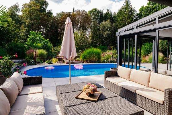 Sonnenterrasse - Blick auf den Pool