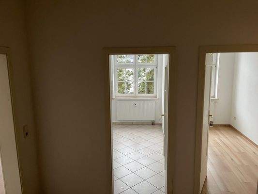 Flur mit Blick in Küche.jpg