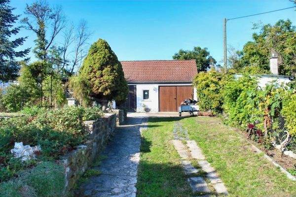 Zufahrt mit Garage und Stellplätzen