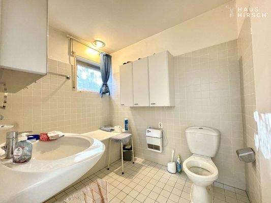 OG Bad mit Wanne und Fenster