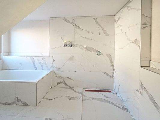 Tageslichtbad mit Badewanne und Dusche