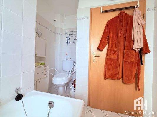 Badezimmer, 1.OG, Bild 2