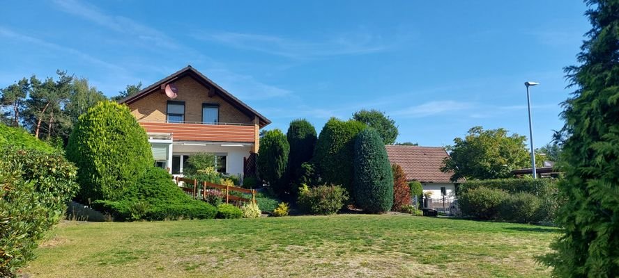 Blick auf Hausfront mit Terrasse und Wintergarten