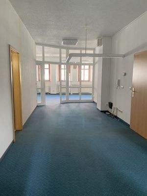 Flur mit Glasbereich zu dem raum strassenseitig